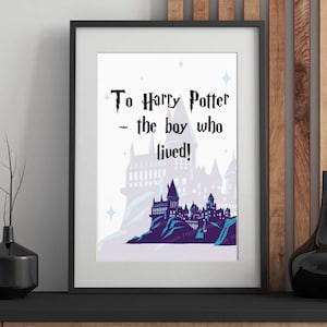 以下が含まれることがあります： 「To Harry Potter - the boy who lived!」のテキストと城のイラストが描かれた額入りアートプリント。黒いフレームのプリントは、白の背景に紫と青の城のデザインが施されています。