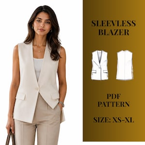 Può includere: Una donna indossa un blazer senza maniche color crema con chiusura a un bottone, abbinato a pantaloni beige. L'immagine presenta anche un modello PDF per un blazer senza maniche, con il testo "SLEEVELESS BLAZER" e "SIZE: XS-XL".