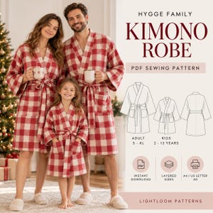 以下が含まれることがあります： 赤と白のバッファローチェック柄のHygge Family着物ローブのPDF型紙。画像には大人用と子供用のローブの技術的な線画が表示されており、インスタントダウンロード、レイヤーサイズ、A4/A0印刷オプションに関するテキストが含まれています。