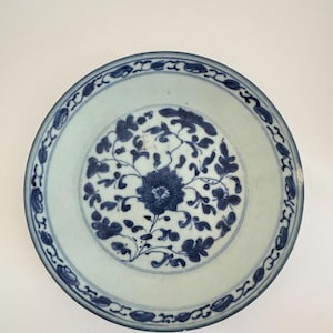 Assiette ancienne chinoise en céladon bleu et bleu, fin de la dynastie Qing, période républicaine, style Ming, décor floral de pivoines en volutes, 19,5 cm