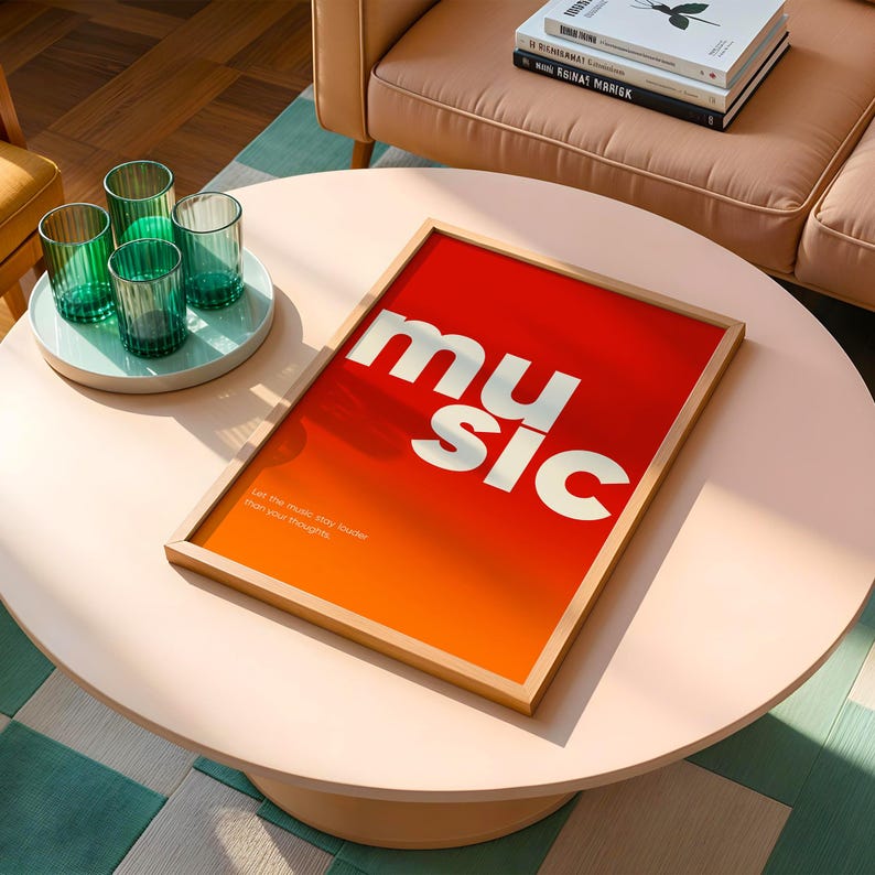 Puede incluir: Un cuadro enmarcado con la palabra "music" en letras blancas sobre un fondo degradado rojo y naranja. La impresi&oacute;n est&aacute; sobre una mesa redonda rosa claro, con cuatro vasos verdes y una bandeja blanca. El texto dice: "Deja que la m&uacute;sica suene m&aacute;s fuerte que tus pensamientos".