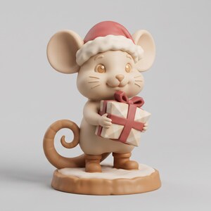 Peut inclure: Une figurine de souris beige portant un bonnet de Père Noël rouge et blanc ainsi que des bottes marron, posée sur un socle circulaire. La souris tient dans ses mains un cadeau beige avec un ruban et un nœud rouge, avec de grandes oreilles.