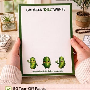 Könnte beinhalten: Ein 5x7 Zoll Notizblock mit 50 Abreißseiten. Der Notizblock zeigt den Text "Let Allah 'DILL' With It" und Illustrationen von lächelnden Gurken. Ein lustiges islamisches Geschenk.