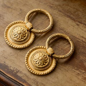 Op de afbeelding: Een rustiek houten bord met de tekst "Welcome to our home" in een handgeschreven stijl. Het bord heeft een verweerde afwerking en een eenvoudig, uitnodigend ontwerp, perfect voor een veranda of entree.