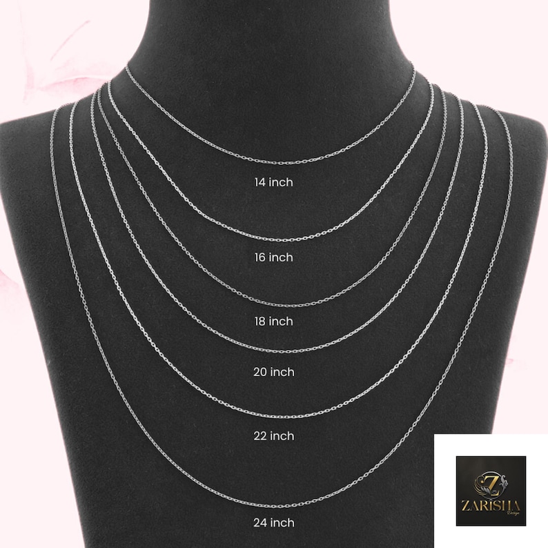 Puede incluir: Exhibici&oacute;n de collares de cadena plateada de varias longitudes, de 35,5 cm a 61 cm, sobre un maniqu&iacute; negro. Cada cadena est&aacute; etiquetada con su longitud en pulgadas. El logotipo de Zarisha est&aacute; en la esquina inferior derecha.