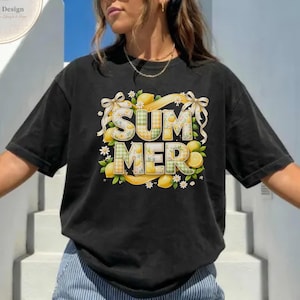 Puede incluir: Camiseta negra con la palabra "SUMMER" en un diseño de cuadros amarillos, rodeada de limones y flores. La persona lleva gafas de sol y un pañuelo azul.