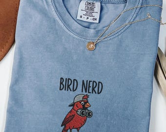 刺繍入りバードオタクコンフォートカラーズ®Tシャツ、面白いバードウォッチャーTシャツ、鳥好きへのギフト、バードウォッチャーギフト、裏庭の鳥シャツ