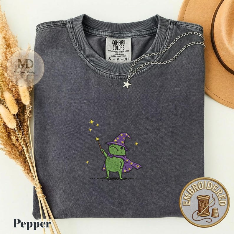 刺繍入り魔法使いカエルコンフォートカラーシャツ、魔法のヒキガエルファンタジーアートTシャツ、風変わりなギフト 画像 5