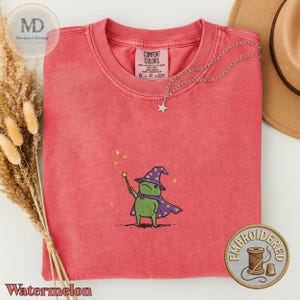 刺繍入り魔法使いカエルコンフォートカラーシャツ、魔法のヒキガエルファンタジーアートTシャツ、風変わりなギフト 画像 8