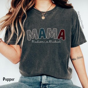 Puede incluir: Camiseta gris oscuro con la palabra "MAMA" en estampado de leopardo, letras azules y rojas. Debajo está el texto "Madison ♡ Michael". La palabra "Pepper" está en la esquina inferior izquierda.