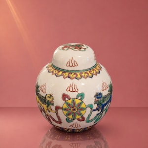 Vintage Hand-Painted Famille Rose Porcelain Ginger Jar. Chinese pottery. Height 11,5 cm