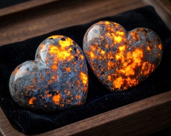 Naturlig Yooperlite hjärtkristall 3 cm, glödande flamsten, UV-reaktiv fluorescerande sodalit, polerad hjärtpalmsten, unik kristallgåva