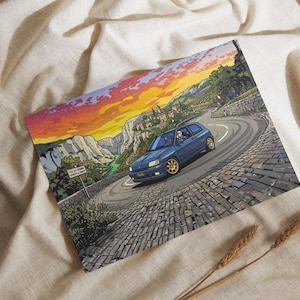 Può includere: Illustrazione di un'auto blu su una strada tortuosa attraverso un paesaggio montano. Il cielo è una vibrante miscela di arancione, giallo e viola. La strada è lastricata e l'auto ha cerchi dorati.