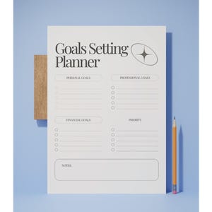 Könnte beinhalten: Ein weißer "Goals Setting Planner" mit Abschnitten für persönliche, berufliche und finanzielle Ziele, sowie einem Prioritätsbereich und Platz für Notizen. Ein Holzblock und ein Bleistift befinden sich an der Seite. Der Hintergrund ist hellblau.