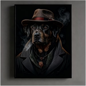Può includere: Ritratto incorniciato di un cane con un fedora, soprabito e camicia fantasia, con una sigaretta accesa. Il cane ha occhi marroni e un mantello scuro, su uno sfondo nero con volute di fumo.