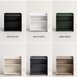 Puede incluir: Una cuadr&iacute;cula de seis estanter&iacute;as met&aacute;licas abiertas, cada una con dos estantes y un borde trasero elevado. Las unidades se muestran en seis colores distintos etiquetados como Matte Black, Matte White, Dark Green, Matte Cream, Anthracite y Matte Beige.