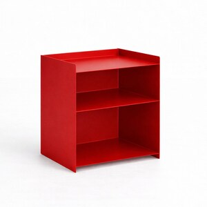 Puede incluir: Una unidad de almacenamiento de metal rojo brillante con un marco rectangular, dos estantes abiertos y un borde elevado en la superficie superior. La estructura est&aacute; compuesta por paneles finos y s&oacute;lidos con un acabado liso.