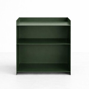Puede incluir: Una estanter&iacute;a de metal en color verde bosque oscuro con dos niveles de almacenamiento abiertos y un borde trasero elevado en el estante superior. La estructura se compone de paneles planos y finos con l&iacute;neas rectas y un acabado mate liso.