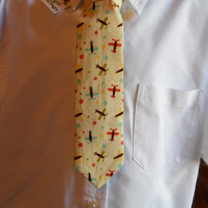 Niño corbata con aviones