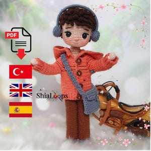 May include: A crocheted doll wearing a rust-colored jacket, brown pants, and a blue shoulder bag. The doll has headphones and a neutral expression. The image includes a PDF icon and flags of Turkey, the UK, and Spain.