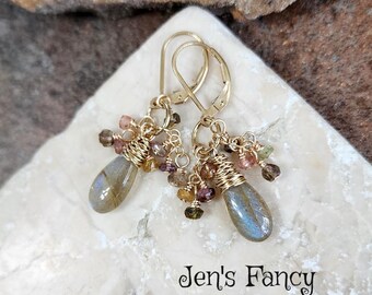 Pendientes de labradorita y turmalina con piedras preciosas auténticas, engastados en oro laminado y alambre. Joyería de cristal curativo.