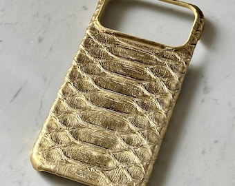 Custodia Magsafe per iPhone in pelle di pitone color oro: bordo avvolgente, iniziali gratuite