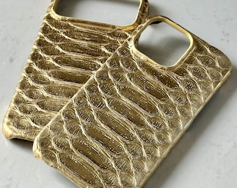 Custodia Magsafe per iPhone in pelle di pitone color oro: bordo avvolgente, iniziali gratuite