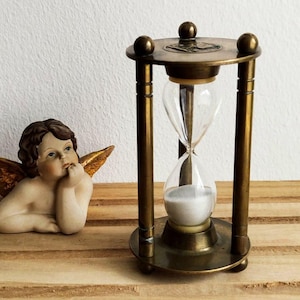 Könnte beinhalten: Handgemachtes Holzschild mit dem Text "Welcome" in handschriftlichem Stil. Das Schild ist weiß lackiert mit einem Used-Look, und ein kleines grünes Blatt ist oben befestigt. Das Schild ist etwa 30 cm breit.