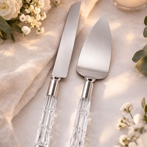 Könnte beinhalten: Ein Set aus drei Keramikbechern mit gesprenkelter, matter Oberfläche. Die Becher sind in den Farbtönen Creme, Hellgrau und Dunkelgrau gehalten. Jeder Becher hat ein schlichtes, minimalistisches Design und einen abgerundeten Henkel.