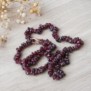 Vintage garnet necklace made of natural stone – Dark red chip necklace – 43 cm – Elegant gemstone jewelry – Gift for her