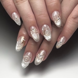 Witte en gouden bloemennagels Elegante parelglans Druk op de nagels Luxe bruiloftsontwerp