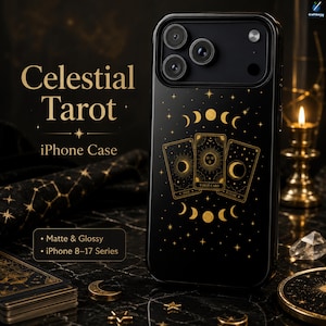 Pode incluir: Uma capa de iPhone preta com um design celestial dourado com três cartas de tarot, fases da lua e estrelas. O texto na capa diz Celestial Tarot iPhone Case, Matte & Glossy e iPhone 8-17 Series. O design inclui um sol e uma lua.
