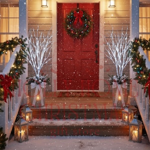 Puede incluir: Una festiva escena navideña en el porche con una puerta principal roja adornada con una corona y un lazo rojo. Ramas blancas iluminadas están en macetas con lazos blancos. Faroles y guirnaldas con luces y lazos rojos decoran el porche. Está nevando.
