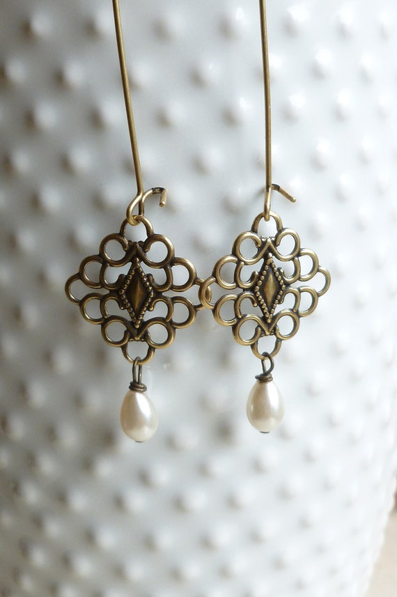 Items similar to Antiqued Gold Brass Diamond and Cream Pearl Briolettes ...
