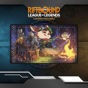 Op de afbeelding: Een Riftbound League of Legends trading card game speelmat. De mat heeft een kleurrijke illustratie van een stripfiguur met een kampvuurscène. De mat heeft genummerde zones voor kaarten en het logo van het spel.
