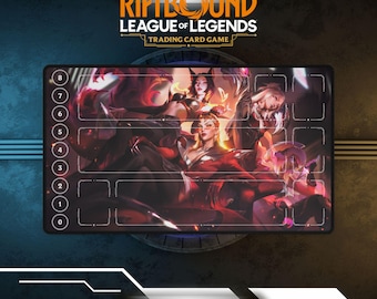 Könnte beinhalten: Eine rechteckige Spielmatte für das Riftbound League of Legends Sammelkartenspiel. Die Matte zeigt eine dunkle, illustrierte Szene mit drei Figuren und einer nummerierten Spalte von 0 bis 8 auf der linken Seite sowie Kartenfeldern.