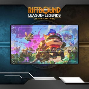 Könnte beinhalten: Riftbound League of Legends Spielmatte. Die Matte zeigt eine farbenfrohe Illustration von Charakteren aus dem Spiel, mit einem zentralen Bild eines lächelnden Charakters in brauner Kleidung. Die Matte hat nummerierte Zonen für das Gameplay.