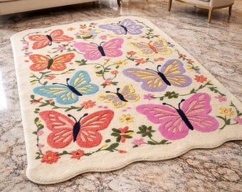 Handgetuft vlinderkleed, pastelkleurige bloemen kinderkamertapijt