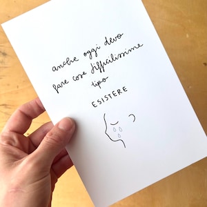 Può includere: Una carta bianca con testo scritto a mano nero e una semplice illustrazione di un volto con lacrime. Il testo recita "anche oggi devo fare cose difficilissime tipo ESISTERE."