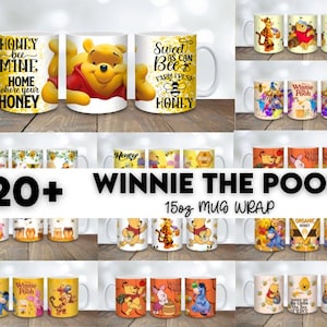 Op de afbeelding: Een verzameling Winnie de Poeh-thema mokken van 425 ml. De mokken tonen verschillende ontwerpen met personages als Winnie de Poeh, Teigetje en Knorretje, samen met zinnen als "Honey Bee Mine" en "Sweet as Can Bee".