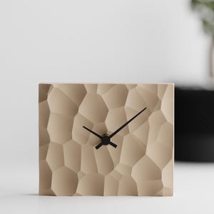 Voronoi Clock – Moderne Tischuhr aus PLA im Voronoi-Look | Leises Quarzwerk | Minimalistisches Dekoobjekt für Wohnzimmer oder Büro