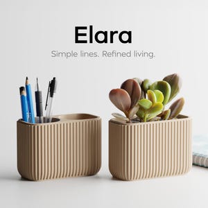 Könnte beinhalten: Zwei beige, geriffelte Schreibtisch-Organizer. Einer enthält Stifte und Bleistifte, der andere eine Sukkulentenpflanze. Das Wort "Elara" steht oben, mit dem Slogan "Simple lines. Refined living."