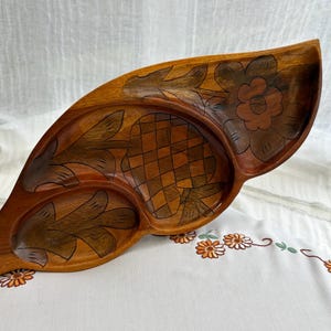 Bandeja de madera tallada a mano de Monkey Pod de los años 60 / Plato de hojas y piñas MCM