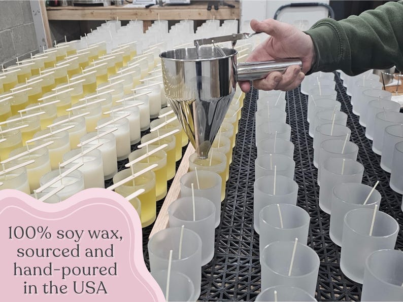Puede incluir: Una persona vierte cera en candelabros de vidrio transparente con mechas. La imagen muestra filas de velas en varias etapas de finalizaci&oacute;n. El texto de la imagen dice: "100% cera de soja, obtenida y vertida a mano en los EE. UU."