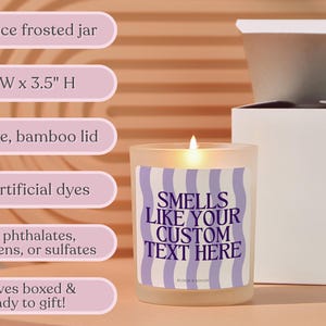 Puede incluir: Vela en tarro de vidrio esmerilado con tapa de bamb&uacute;. La vela mide 7,6 cm de ancho y 8,9 cm de alto y contiene 227 gramos de cera. La etiqueta dice "SMELLS LIKE YOUR CUSTOM TEXT HERE" con un dise&ntilde;o ondulado morado y blanco.