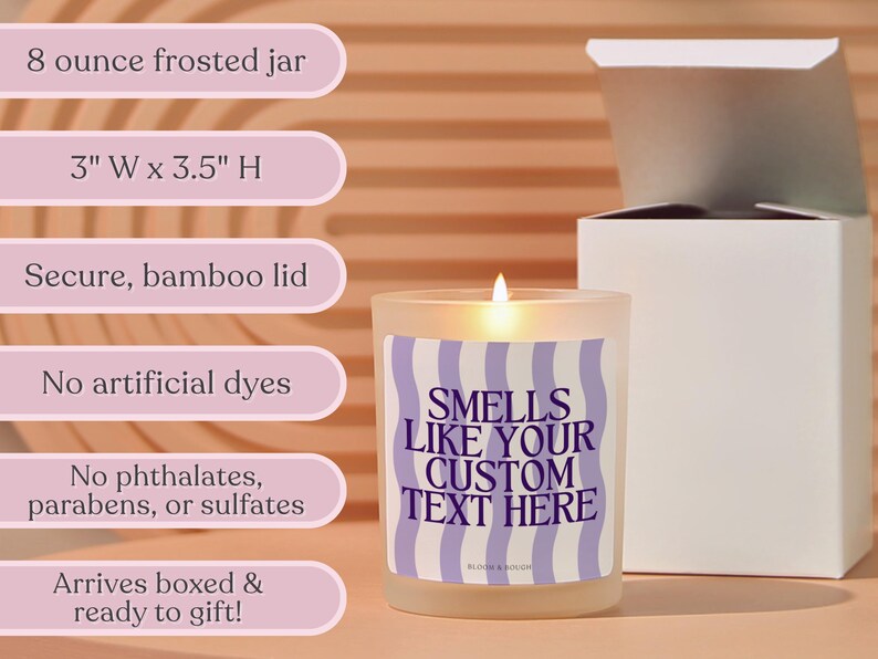 Puede incluir: Vela en tarro de vidrio esmerilado con tapa de bamb&uacute;. La vela mide 7,6 cm de ancho y 8,9 cm de alto y contiene 227 gramos de cera. La etiqueta dice "SMELLS LIKE YOUR CUSTOM TEXT HERE" con un dise&ntilde;o ondulado morado y blanco.