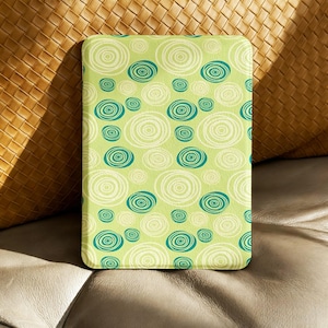 Capa para Kindle Paperwhite 12/11 no estilo Emerald Isle, feita à mão por artesãos europeus, com tecnologia Auto Wake Sleep e compatível com Kindle Colorsoft.