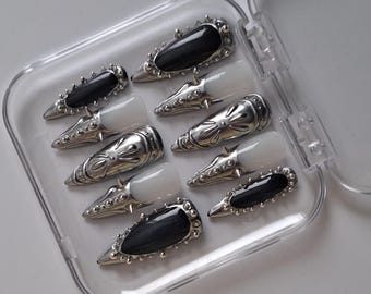 Unghie finte stiletto gotiche nere e argento cromato / Unghie finte scolpite effetto armatura metallica / Unghie riutilizzabili fatte a mano