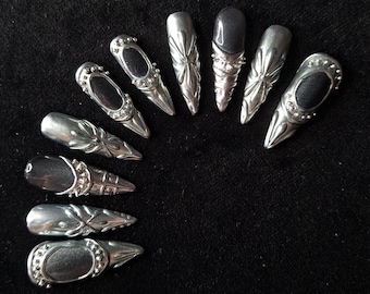 Zwarte en zilveren chromen stiletto kunstnagels met cat-eye design | Zilveren gothic kunstnagels | Plaknagels