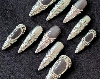 Zwarte en zilveren chromen stiletto kunstnagels met cat-eye design | Zilveren gothic kunstnagels | Plaknagels